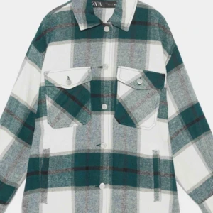  - Nästan aldrig använd skjortjacka från Zara, storlek S. Nypris är 549 kr men vi säljer den för 50 kr för att vi gärna vill bli av med den. För mer info kontakta oss 🙌🏻❤️❤️🙌🏻🙌🏻