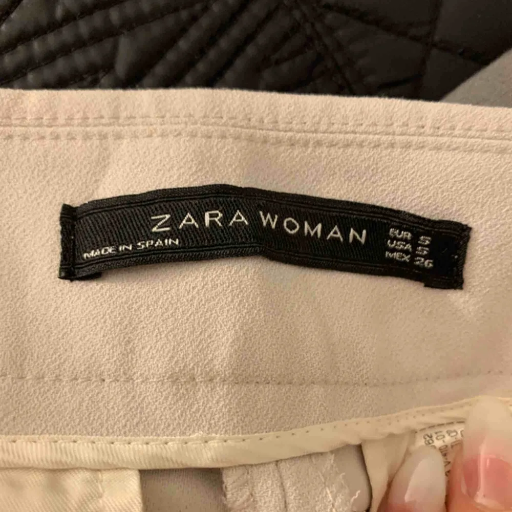 Zara byxor storlek s . Jeans & Byxor.