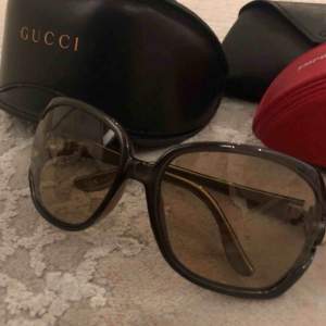 Solglasögon märket Gucci grön och guld färg