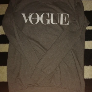  - En grå hoddie med vita bokstäver. Gjort av 100%bomull. Väldigt mjuk och lätt att ha på sig vid de flesta tillfällen. Köpt i Spanien därför ett okänt märke 