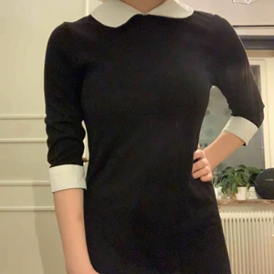  - American horror story inspirerad klänning, köpt från Amazon. Vet inte vilken strl den är men den sitter som en S-M. Ej figurnära. Finns blixtlås på ryggen. Köparen står för frakt men kan mötas upp i Karlskoga/Örebro