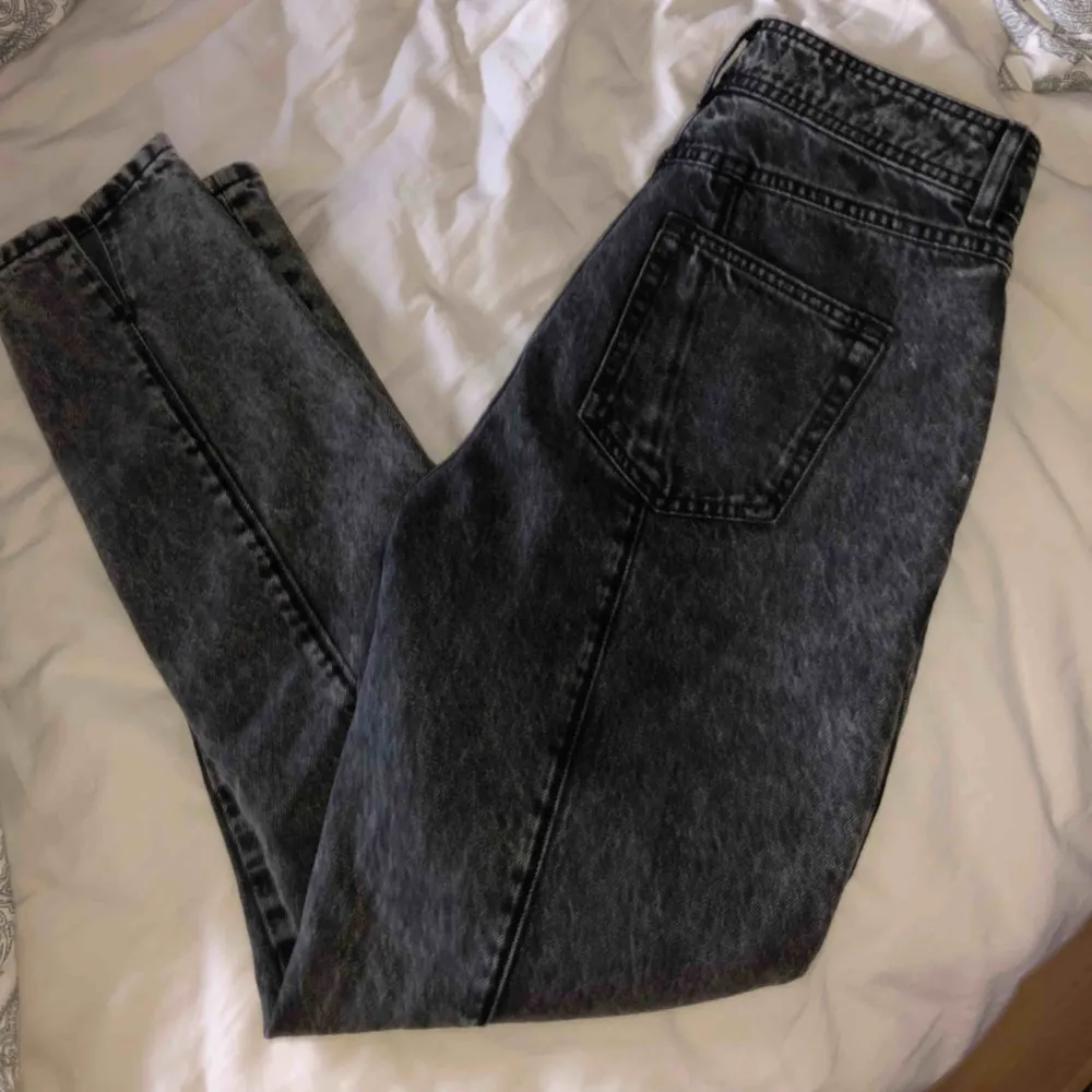 Grå jeans med strips bak, fin passform  120 + frakt . Jeans & Byxor.