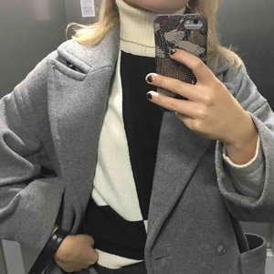  - Suuuperfin vintage varmare tröja med polokrage! Är helvit med svarta rutor på magen och ryggen (kan skicka bättre bild), är inte superlång men täcker hela överkroppen och är rak i modellen! 