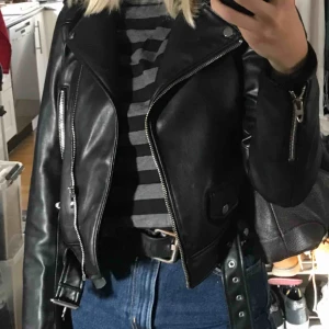  - Säljer min skinnjacka från zara då den inte kommer till användning. Storlek XL men passar storlekarna XS-M/L beroende på hur oversized man vill ha den.  Fraktar eller möts upp i stockholm! Högsta budet just nu är 350kr utan frakt! 