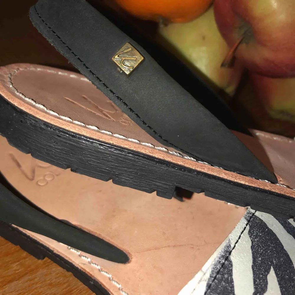 Eller högsta bud. Nypris: 599kr Märkning: K. Cobler Oanvända sandaletter från Scorett. Ganska små i storleken.  Slitstarkt material och är bekväma för rätt storlek: 38-38,5 (enligt mig).  Upphämtning / kontant eller swish Swish med fraktavgift (ca 50kr). Skor.
