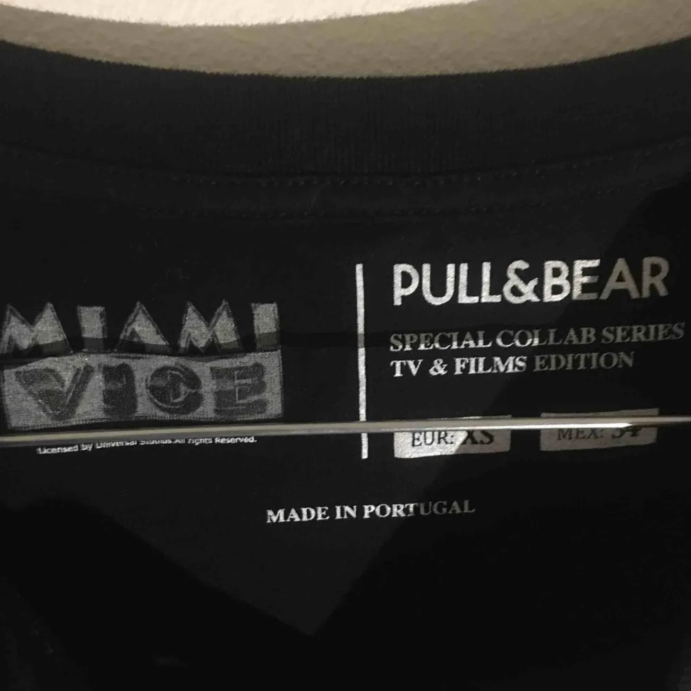 Miami vice tröja från Pull and bear. Har aldrig använt den så den är mer eller mindre ny. Skulle säga den är en lite större Xs, snarare än S.  - Frakt tillkommer för köparen (30kr).. T-shirts.