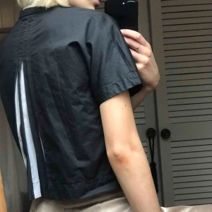  - Blus/top med plisserad rygg från Adidas i 100% bomull. Inköpspriset var över 1000 kr.