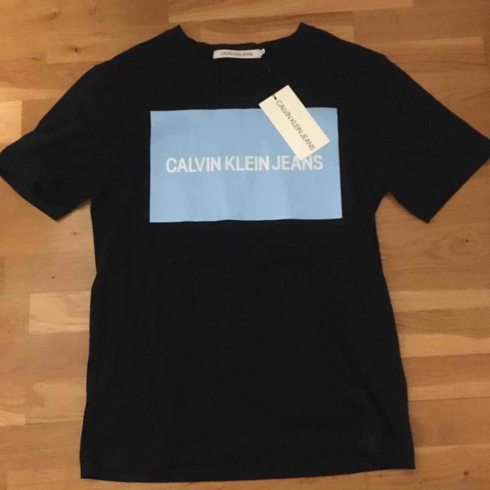 Calvin Klein Jeans tröja som är helt ny med tags. Sitter lite större än Xs.   - Frakt tillkommer för köparen (30kr) . T-shirts.