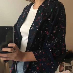  - Mönstrad blus/skjorta från Monki, storlek M. Bra skick 