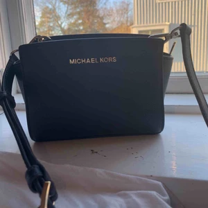  - En mörkblå skitsnygg shoulder bag från Michael Kors Gulddetaljer och ett shoulder strap som går att ta av! Använd 2-4 gånger, inga slitningar, i princip helt ny! Nypris 1200 men nu bara 600. Möts upp i sthlm🥰🥰