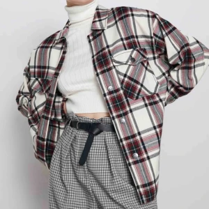  - Rutig skjortjacka från Zara! Tar swish och frakten ingår.