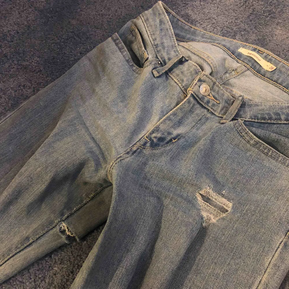 Levis jeans i strl 28 men skulle säga att de passar någon som är mellan 26-28 beroende på passform, har ett hål på insidan låret men det märks inte av. Priset är med frakt inräknat!! . Jeans & Byxor.