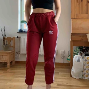  - Säljer dessa Adidasbyxor. Resår i midjan med snörning. Perfekt skick! Möts i Tyresö/Stockholm eller skickar och då tillkommer frakt 💫