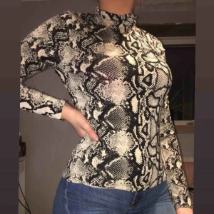  - En långärmad snake tröja använts bara en gång   