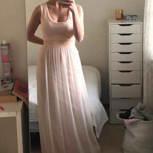  - Balklänning som bara använts på en middag så stort sätt helt ny. Jätte fin i ryggen, man knyter den själv så man kan justera storleken Längder går att sy upp om den vore för lång, kan även göra det innan jag skickar❤️ Nypris va runt 1500kr