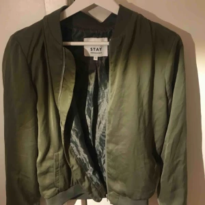  - Grön bomberjacka (kostymaktig). Jätte bra skick och frakt tillkommer❤️