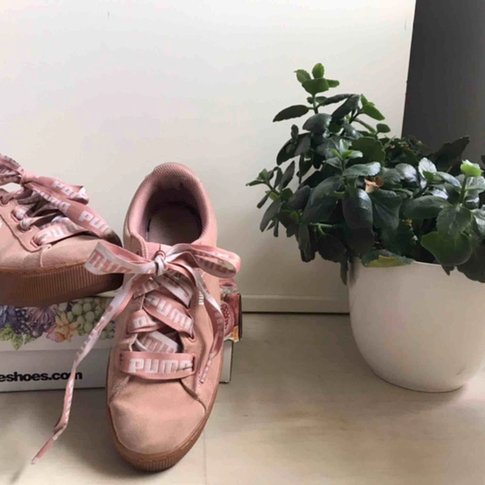 Rosa puma skor i mocka och breda | Plick Second Hand