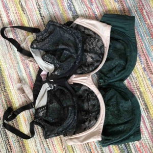  - 3st bh:ar från Hunkemöller. Endast provade då dem blev för stora för mig. 1 mörkgrön, 1 rosa/svart & 1 vit/svart Alla tsm 500kr.