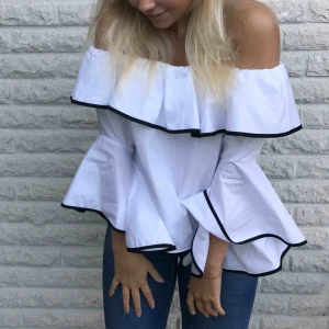  - Säljer nu min vita, fina tröja från Zara.  Knappt använd. Köparen står för frakten.