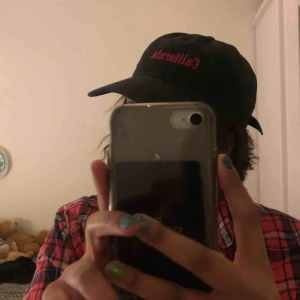  - Snygg keps som det står California på, går att ändra storleken där bak så den passar typ alla❤️ hör av er för mer info