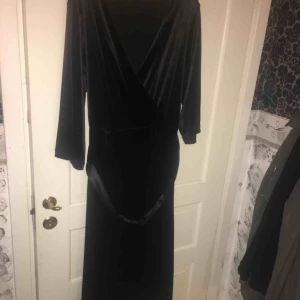  - Säljer denna klänning använd 1 gång så i nyskick !