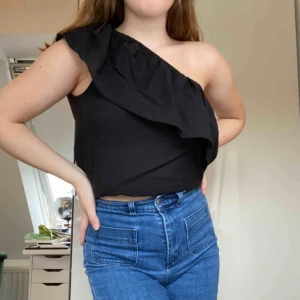  - En svart fin off-shoulder topp från HM! Frakt tillkommer💕