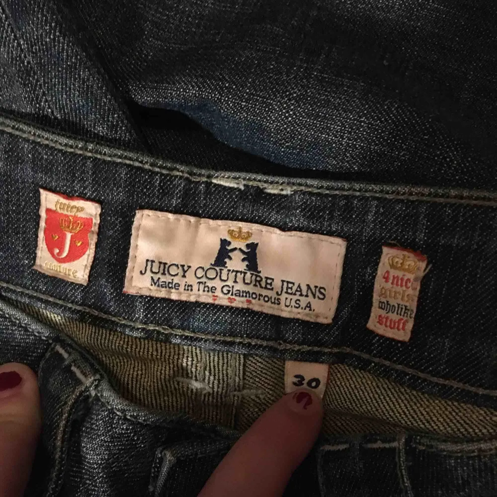 Juicy jeans med hjärtan på fickorna as söta sitter som en S-M . Jeans & Byxor.