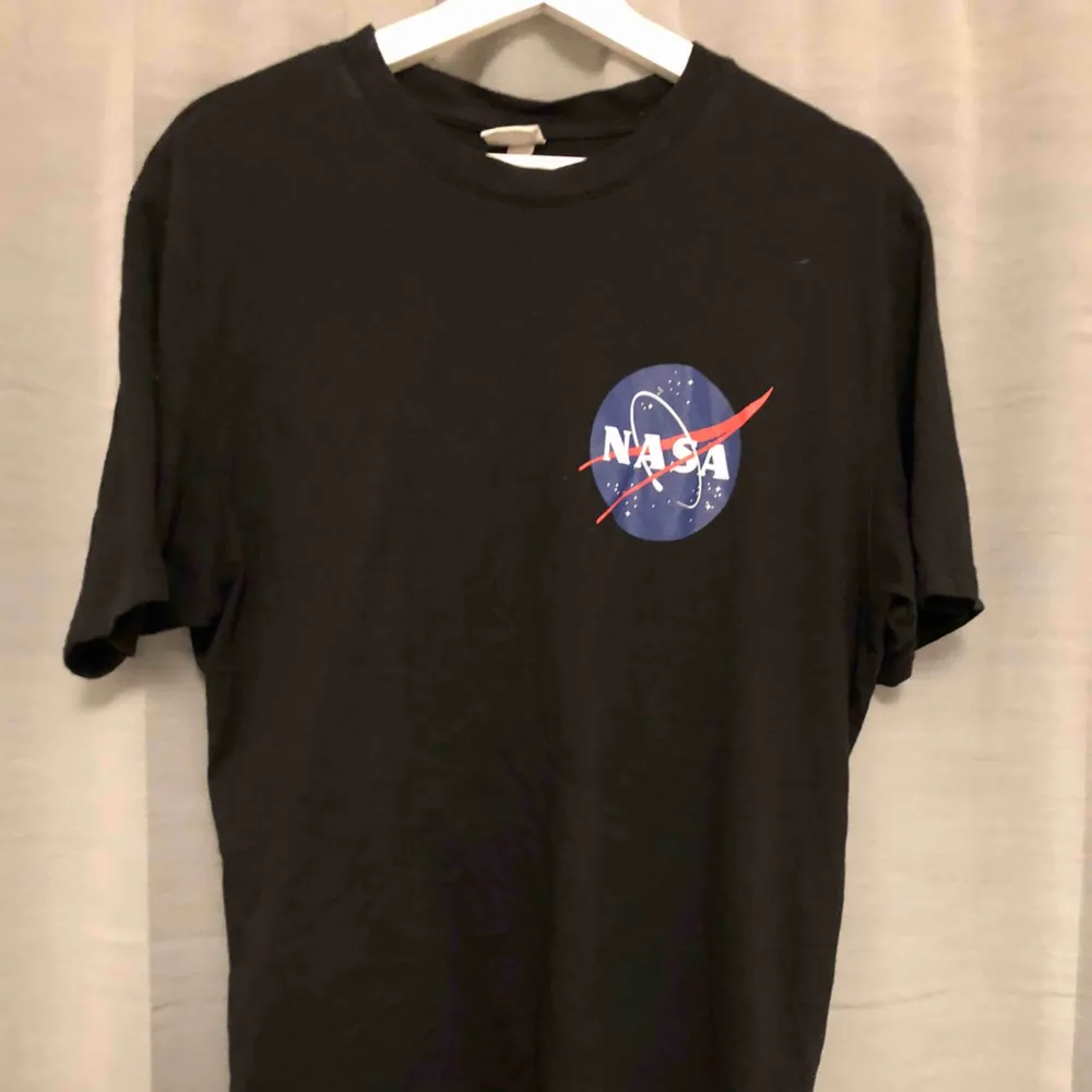 NASA tröja köpt på H&M. Använd men i fint skick. Köparen står för frakten, kan även mötas upp runt Falun/Borlänge.. T-shirts.