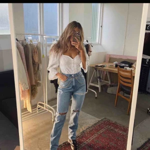  - Säljer dessa assnygga byxorna från Nelly!  Oanvända, lapparna kvar, tyvärr lite stora på mig dock.. skriv gärna privat för fler bilder osv:) skulle säga att de motsvarar typ 27/28 i midjan