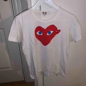  - T-shirt från comme des garcons. Använt skick+små fläckar på framsidan som inte går bort i tvätten (se första bilden). Väldigt liten i storleken.