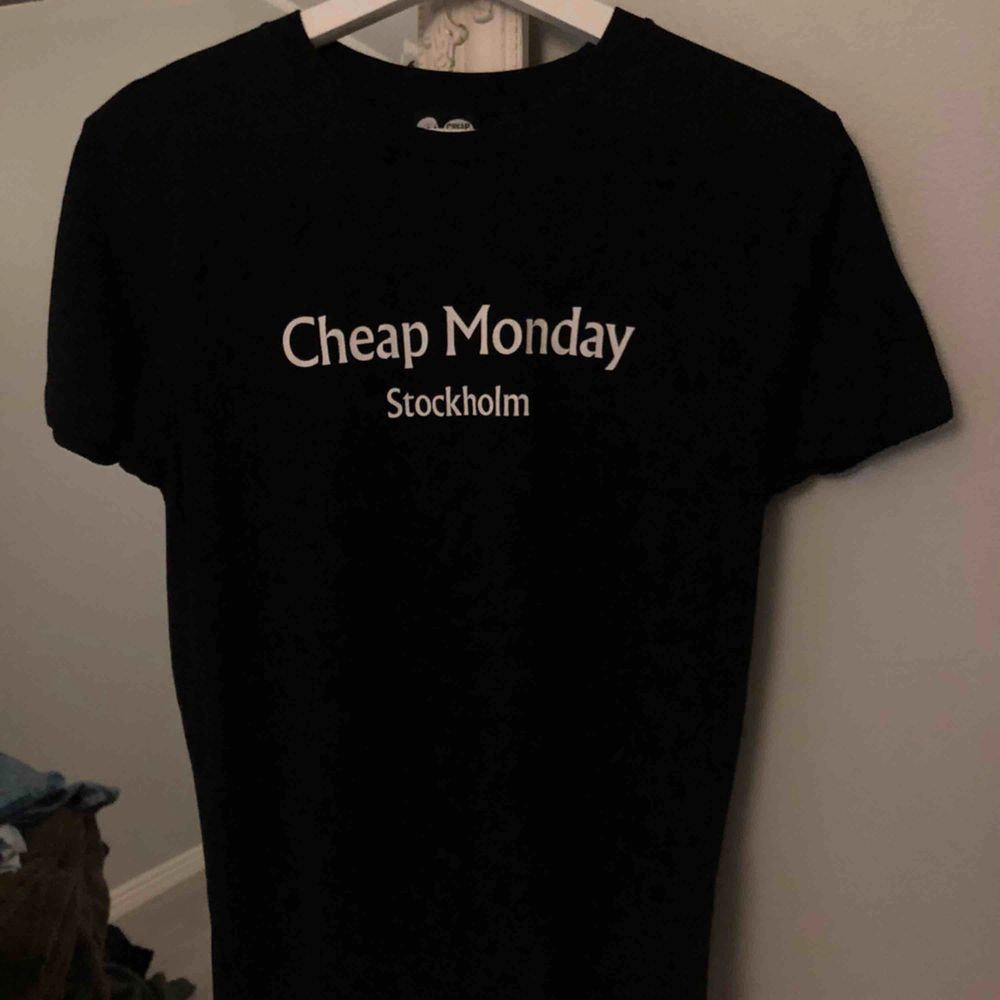 Säljer en oanvänd T-shirt från Cheap Monday, tyvärr ingen prislapp kvar. . T-shirts.