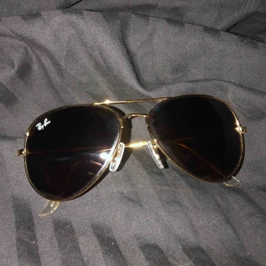  - Äkta rayban pilot solglasögon, använd ett få tal gånger 3-4 gånger, nypris 1500 mitt pris 850. Frakten går att diskutera annars möts upp i Stockholm. 