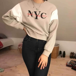  - En fin tjocktröja med fina färger och tryck, aldrig använd 