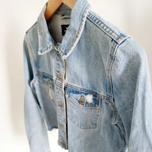 Jeansjacka  - En riktig favorit jacka som har blivit för liten, croppad perfekt jeansblå.