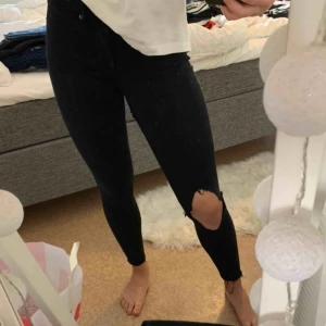  - Ett par byxor från Gina som jag själv har klippt håll i. Sitter som en xs men töjer sig rätt bra