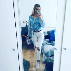  - Super snygga höga vita jeans som är super stretchiga. 