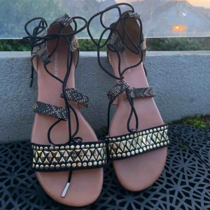  - Guld snygga sommar skor ifrån Amerika. Snören är långa så man kan snöra runt benen för ett coolt look. Använts aldrig på grund av att dom var för små. Frakt ingår inte. 