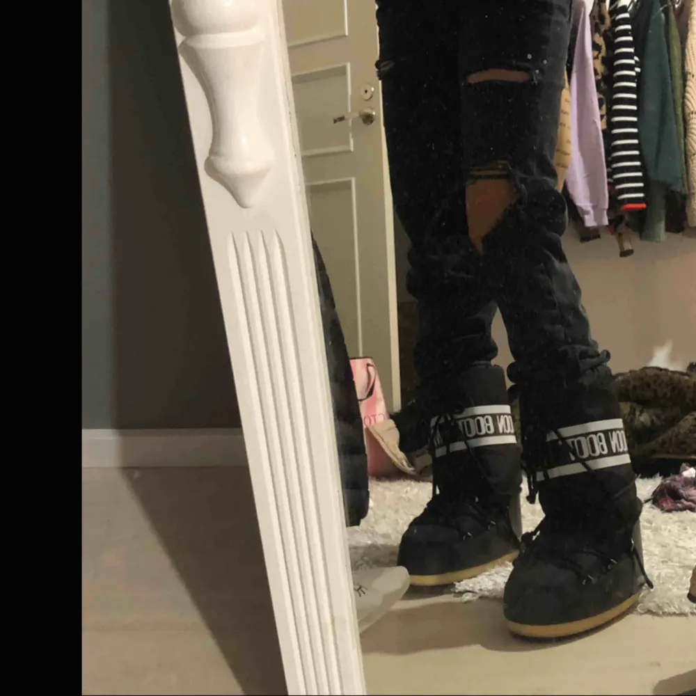 Säljer dessa moon boots som nästan aldrig använts. Nypris 1299kr, mitt pris 700kr. Kan mötas upp i sthlm eller så tillkommer det fraktkostnad. Dma för mer bilder  ❗️många intresserade: högsta bud just nu: 840kr❗️. Skor.