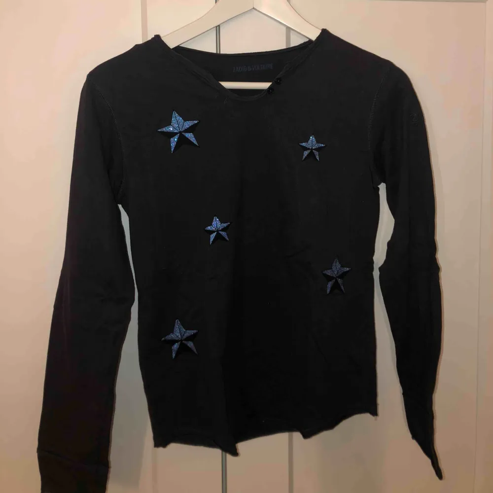Långärmad tröja från Zadig & Voltaire med stjärnor. Är från barnsidan men skulle säga att den passar en XS. Ord. Pris ca 800kr! Inga slitningar alls!. Toppar.