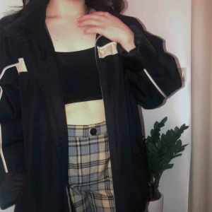  - Älskar denna jackan så mkt men har en annan som jag använder mer, jättebra skick. Passar bra till våren. Köpt i Köpenhamn ! Pris kan diskuteras🧚🏻‍♀️