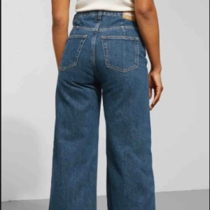  - Mörkblå Weekday jeans i modellen Ace. De är knappt använda och nyskick.