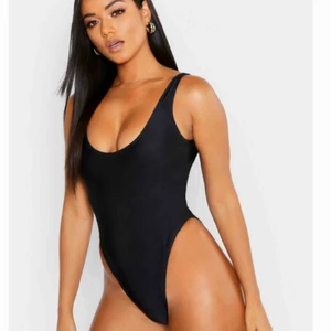  - Svart baddräkt med hög benskärning och låg rygg. Aldrig använd, i original förpackning. Säljer pågrund av fel storlek. 