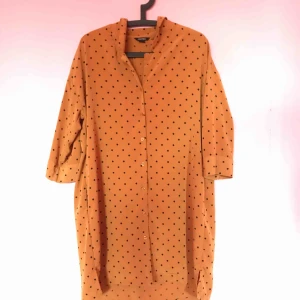  - Klänning den monki. Går att knyta i midjan. Supersnygg men stor i storleken så därför har jag skrivit strl s i beskrivningen även fast det är en XS. Aldrig använd! Lite glansigt/silkigt material 