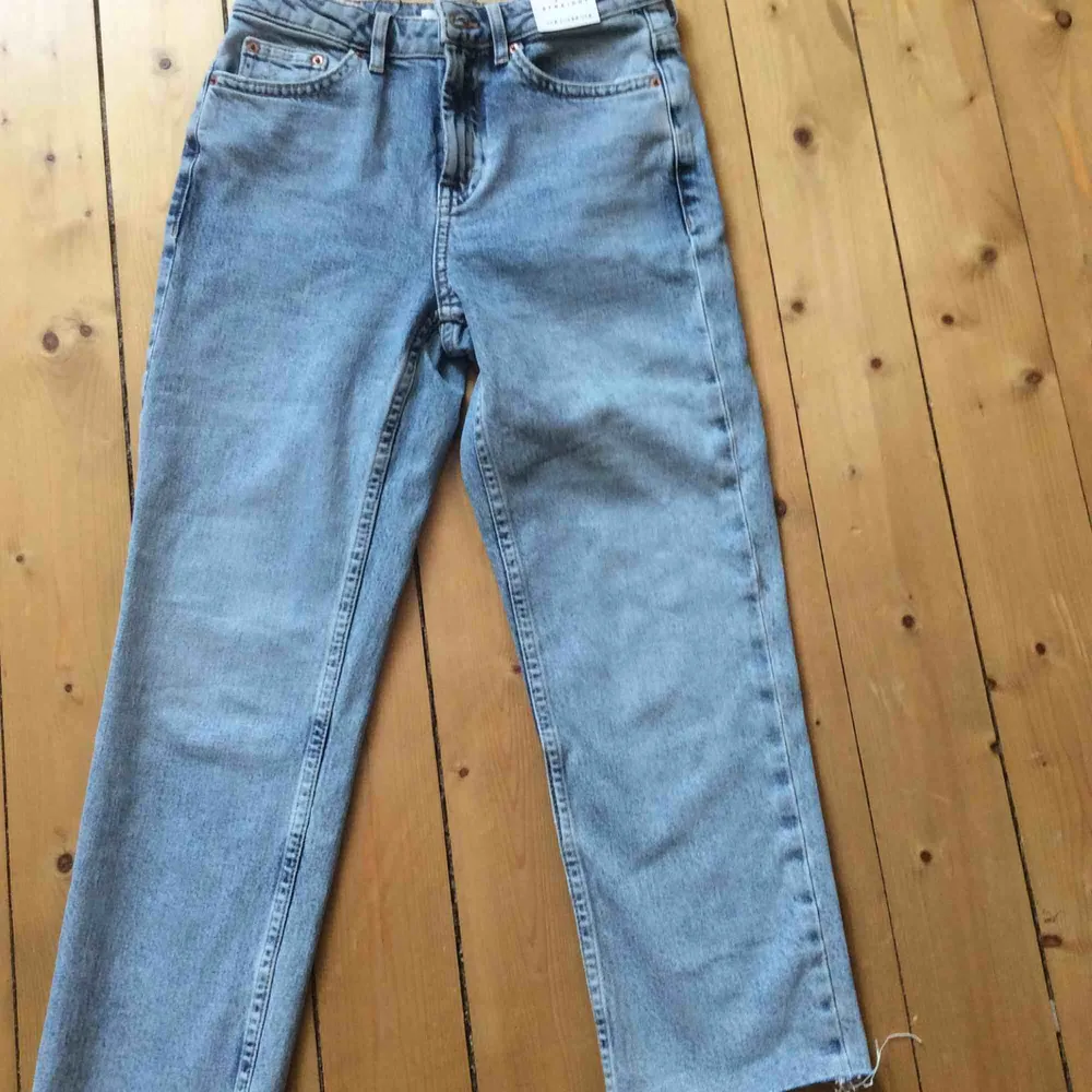 Mum jeans med hög midja. Cropped modell aldrig använd. Nypris 480kr. Jeans & Byxor.