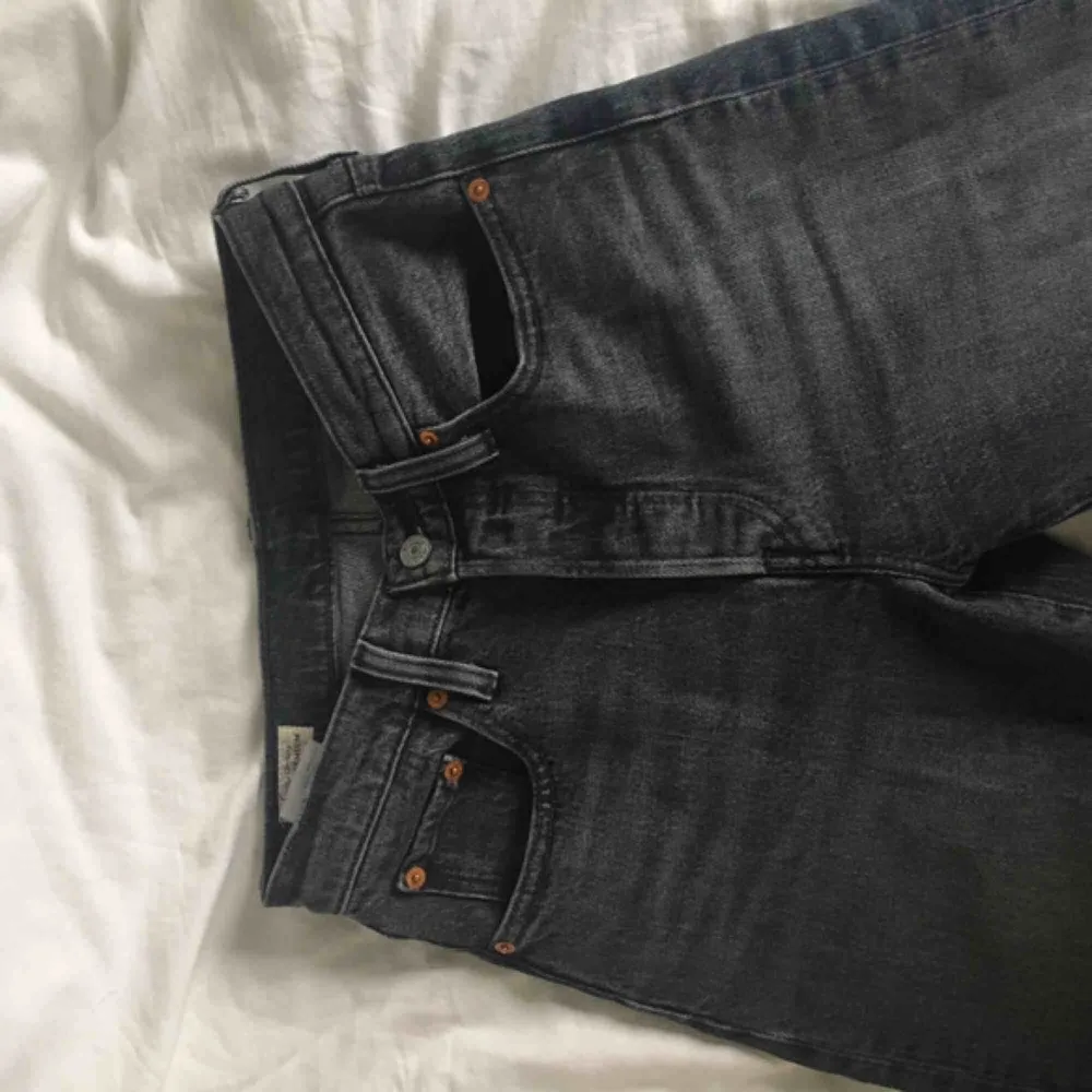 Säljer mina snygga levis jeans pga kommer inte till användning längre! De är använda men i fint skick. Storlek: W25, L32. Frakt ingår ej (OBS: många intresserade så buda gärna!). Jeans & Byxor.