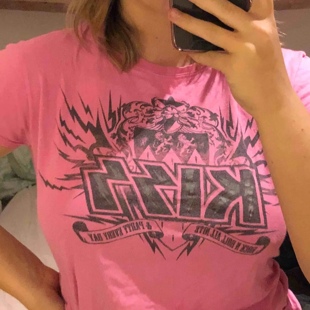 En rosa kizz tröja som är köpt från en av deras konserter. Bra skick och en fin t-shirt. T-shirts.