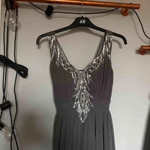  - Min balklänning jag hade för ca 3 år sedan. Använd den gången bara. Köpt för 1000kr. Finns en lite fläck som man kan ta bort men den syns inte när man har på den.  