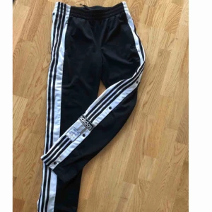  - Adidas popperpants med knappar, stl 176 barn men passar mig som är en S 