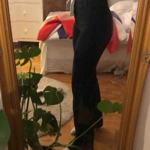  - Super snygga svarta flare jeans från Wrangler. Framfickorna är sydda på byxorna (se bild) 😊 De går till marken på mig som är 1,68. Köpta för 900kr. Skriv för fler bilder.🥰