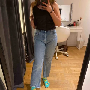  - Säljer dom här skit coola blåa mom jeansen från zara. Använda ca 3 gånger och känner att dom inte riktigt är i min stil längre, men annars är dom fina o i gott skick! Nypris:400